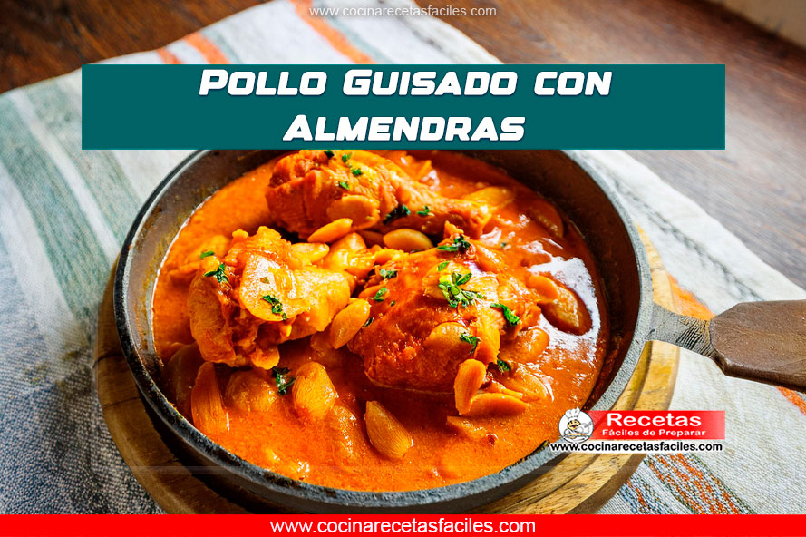Pollo guisado con almendras en una cazuela con salsa dorada y vegetales