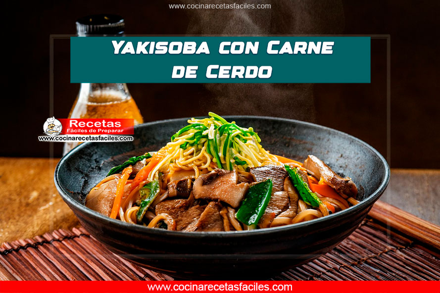 Yakisoba con carne de cerdo y verduras servido en un bol japonés