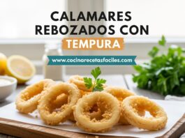 Calamares rebozados con tempura japonesa crujientes y dorados sobre tabla de madera rústica con limón y alioli