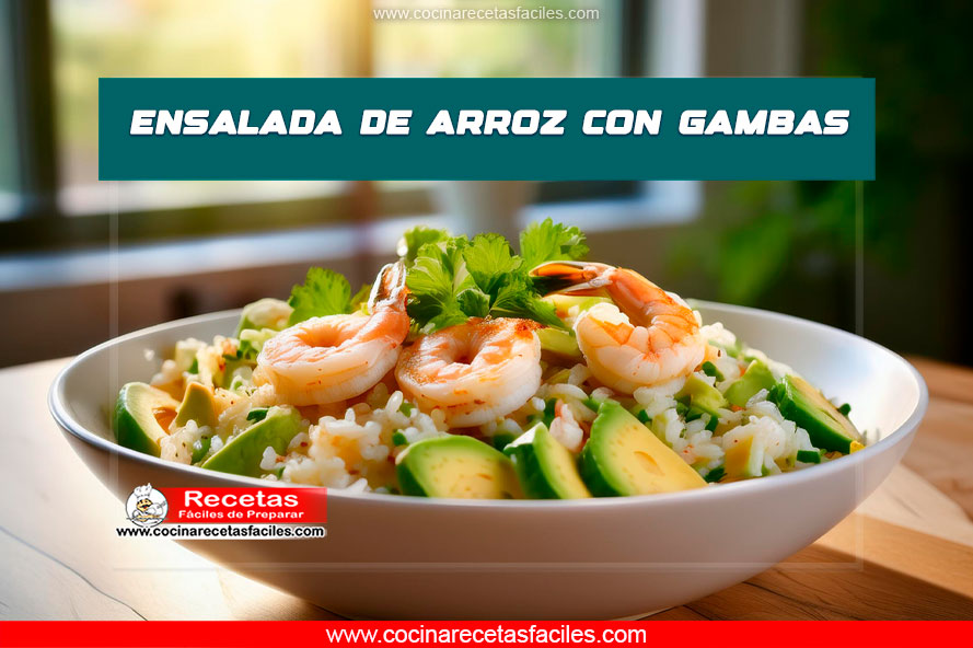 Ensalada de arroz con gambas, pimiento rojo, pepino y aguacate en un bol blanco sobre una mesa de madera