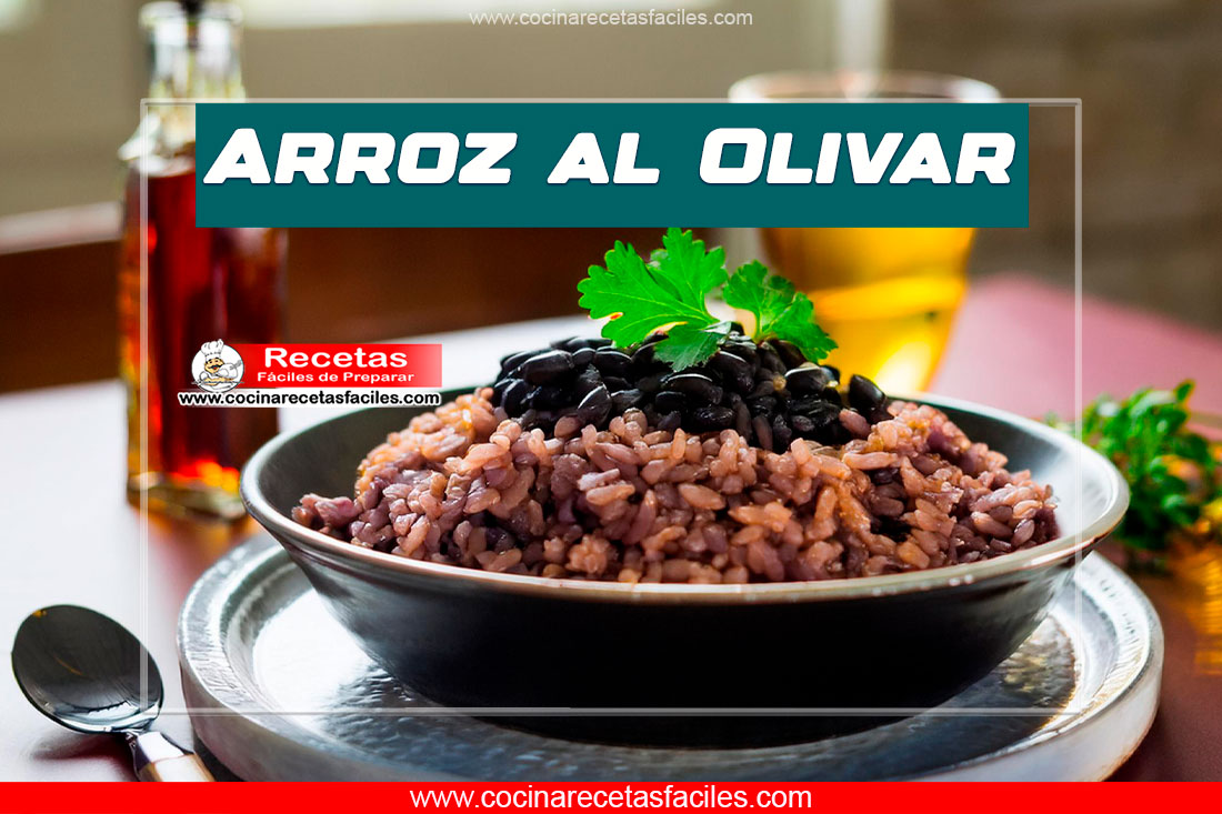 Plato de arroz al olivar con aceitunas negras en una mesa de cocina.