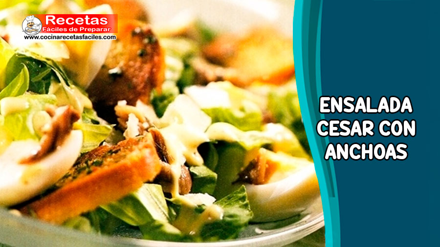 Ensalada César con Anchoas Leyenda de la Imagen: Ensalada César con crujientes croutones, anchoas y queso parmesano, todo cubierto con un aderezo cremoso. Descripción de la Imagen: Ensalada César con crujientes croutones, anchoas y queso parmesano, acompañada de un aderezo cremoso. Una opción fresca y deliciosa para cualquier ocasión.