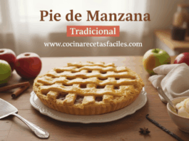 Pie de manzana tradicional casero con enrejado dorado, relleno de manzanas caramelizadas visible a través de la masa quebrada crujiente, servido en mesa rústica con manzanas frescas y canela