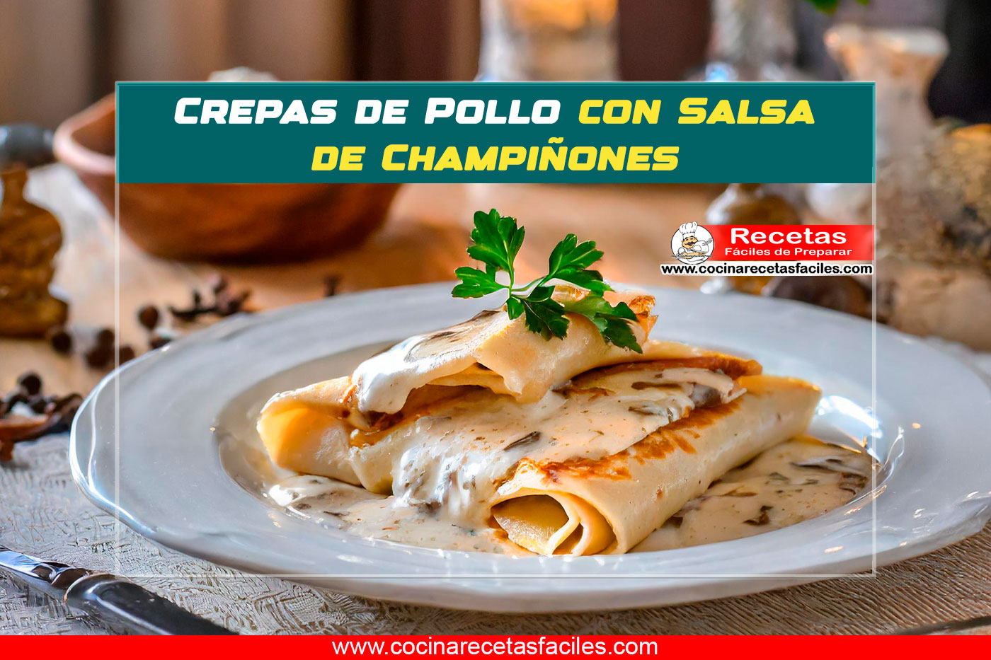 Crepas de pollo con salsa de champiñones servidas en un plato blanco sobre una mesa de madera.