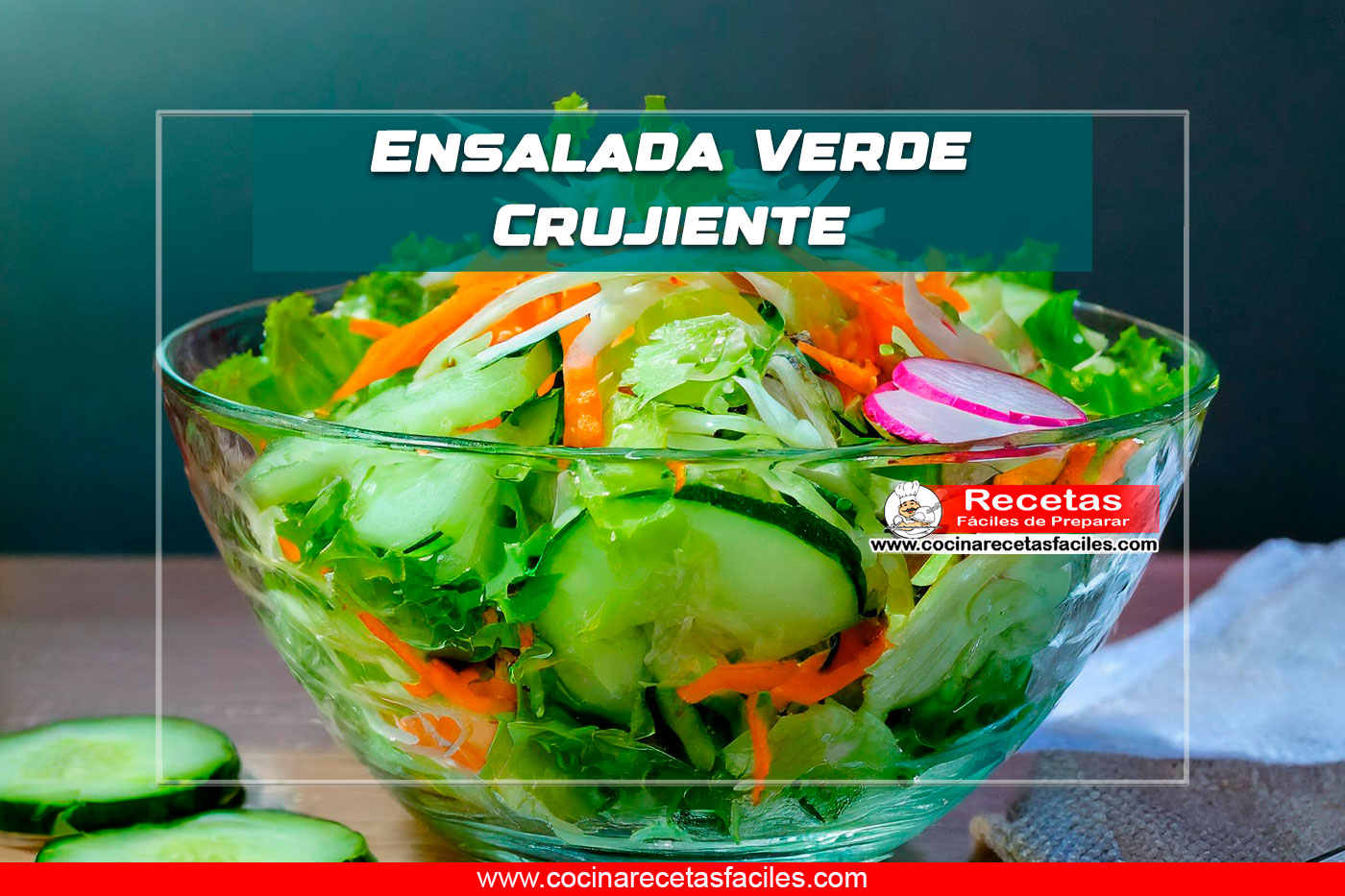 "Ensalada verde crujiente en un tazón de vidrio, decorada con brotes de alfalfa y perejil fresco."
