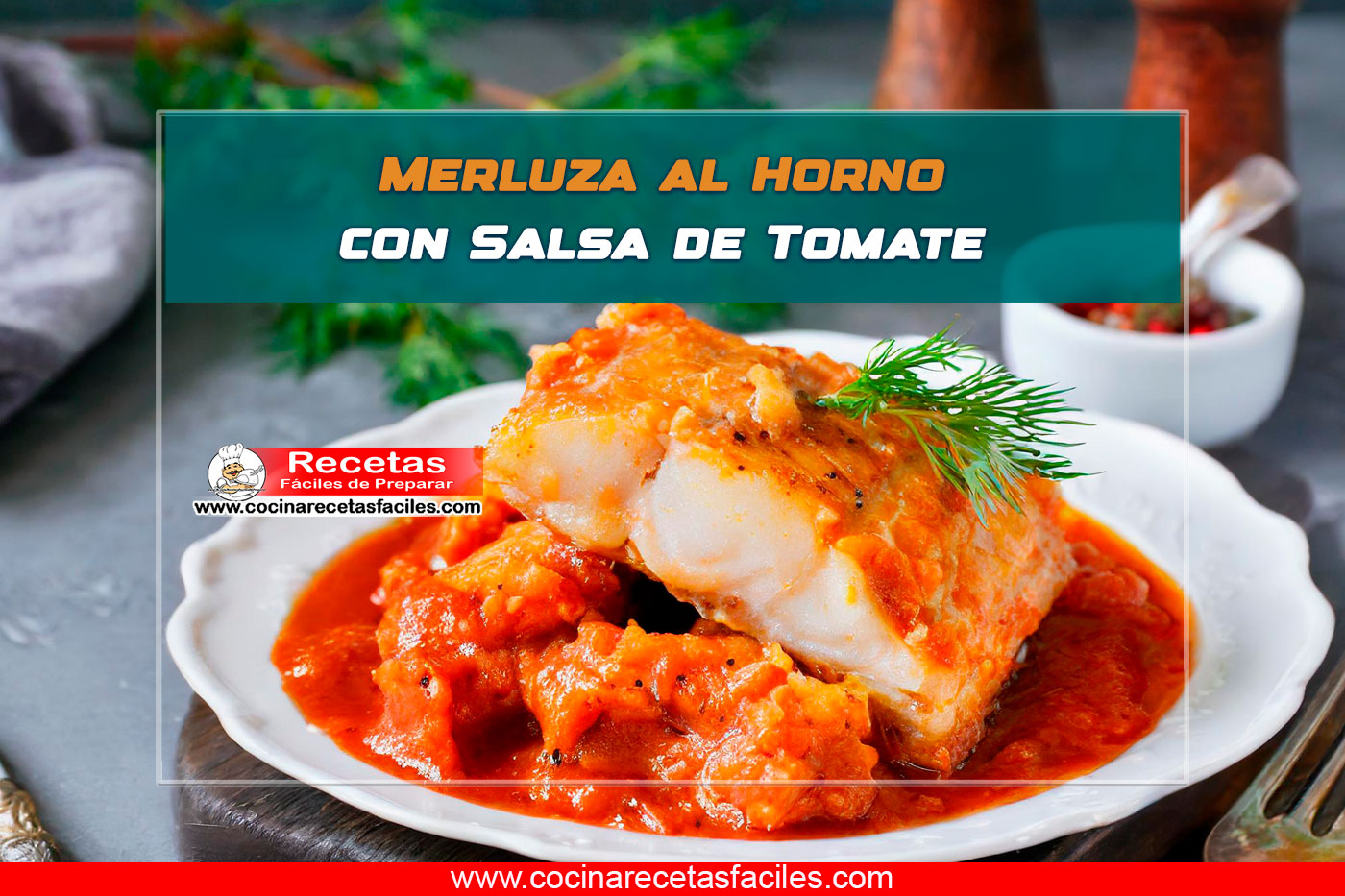 Una imagen muestra un plato de merluza al horno cubierta con salsa de tomate, decorada con perejil fresco picado. A un lado del plato se encuentra una porción de arroz blanco y una copa de vino blanco.