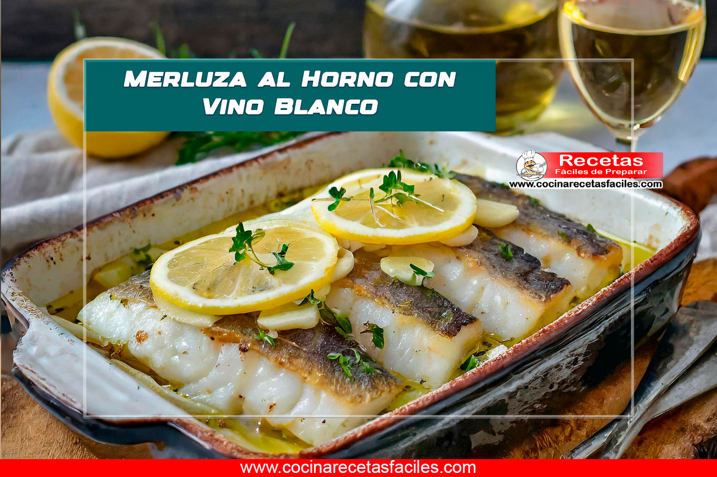 Imagen de una merluza al horno con vino blanco, cubierta con rodajas de limón y cebolla, y rociada con hierbas frescas y salsa de vino blanco.