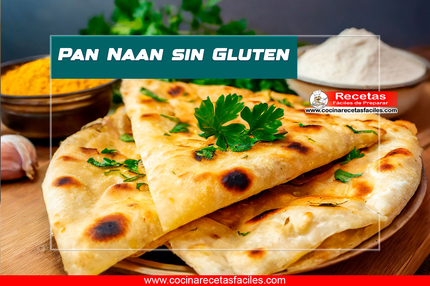 Imagen de pan naan sin gluten, dorado y esponjoso, decorado con perejil fresco picado y trozos de ajo.