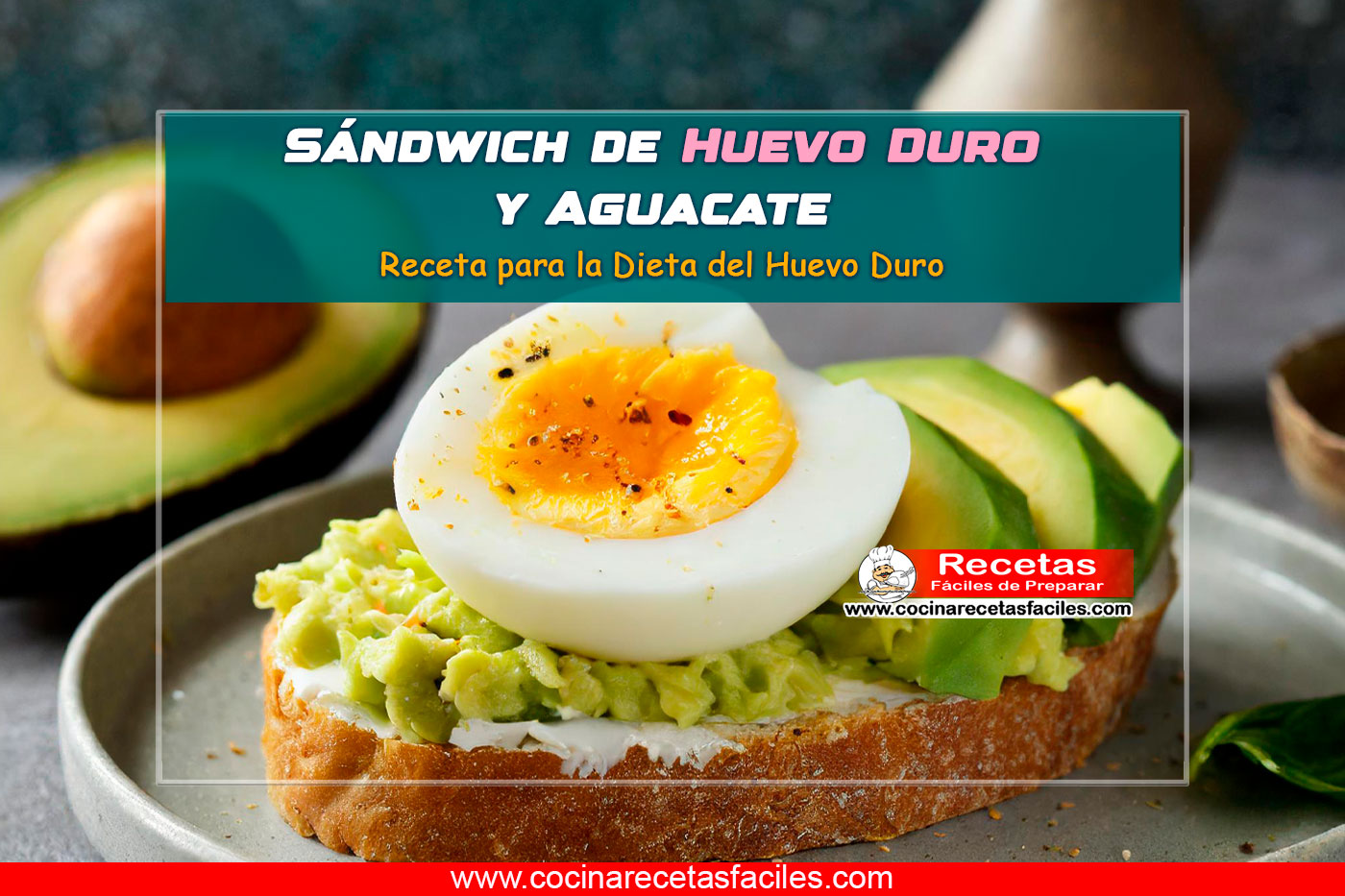 Imagen de un sándwich de huevo duro y aguacate, con pan integral, aguacate machacado y en rodajas, y la mitad de un huevo duro encima. En segundo plano, se ve la mitad de un aguacate.