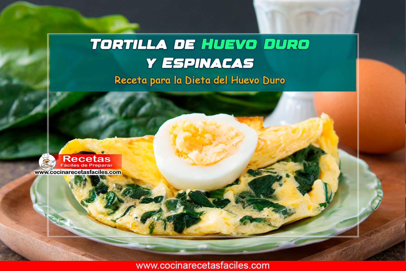 Imagen de una tortilla de huevo duro y espinacas, con la mitad de un huevo duro sobre la tortilla y espinacas frescas junto a un huevo con cáscara en segundo plano.