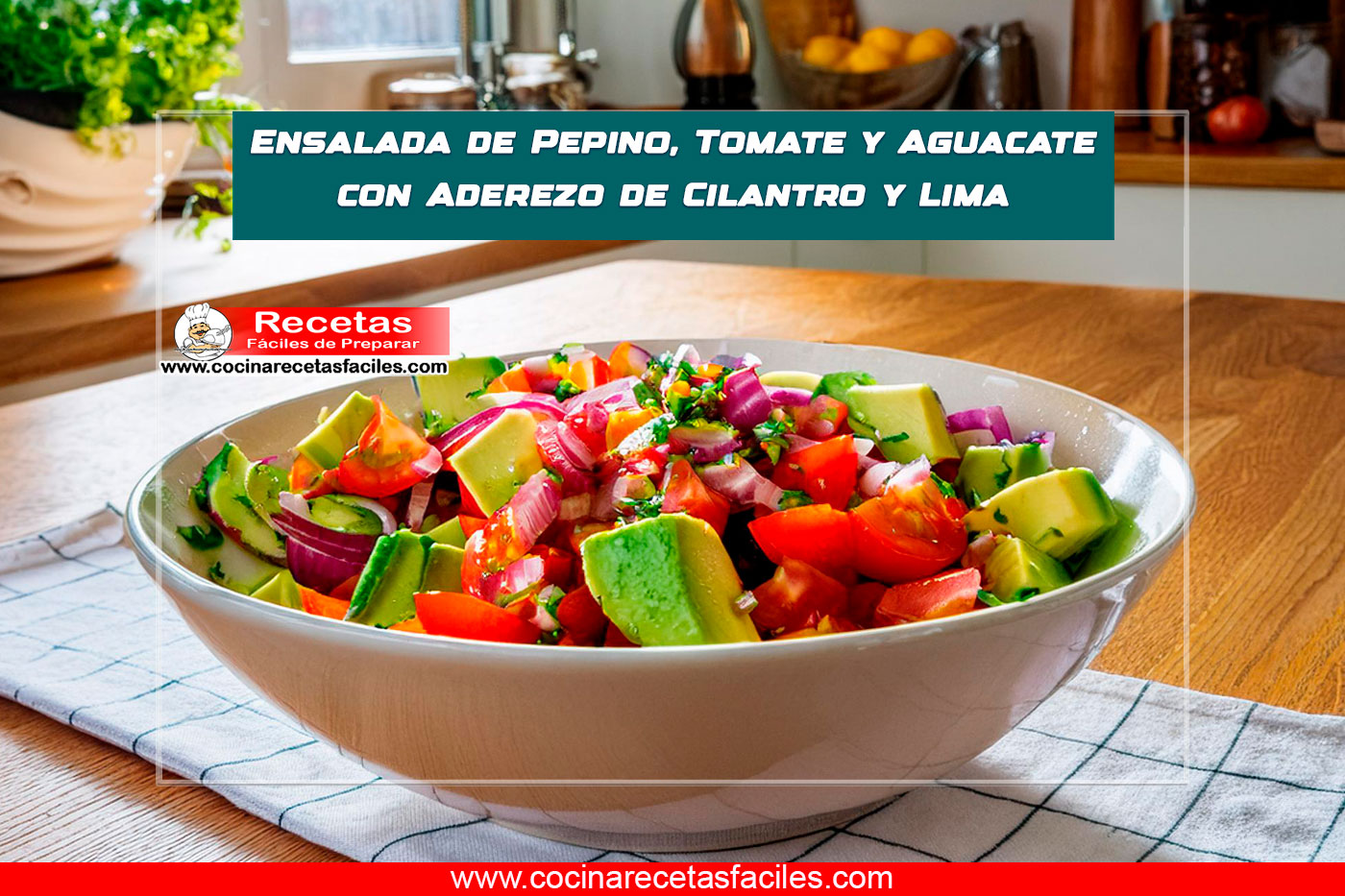 "Ensalada de pepino, tomate y aguacate con aderezo de cilantro y lima en un bol blanco sobre una mesa con mantel blanco en una cocina iluminada por luz natural."