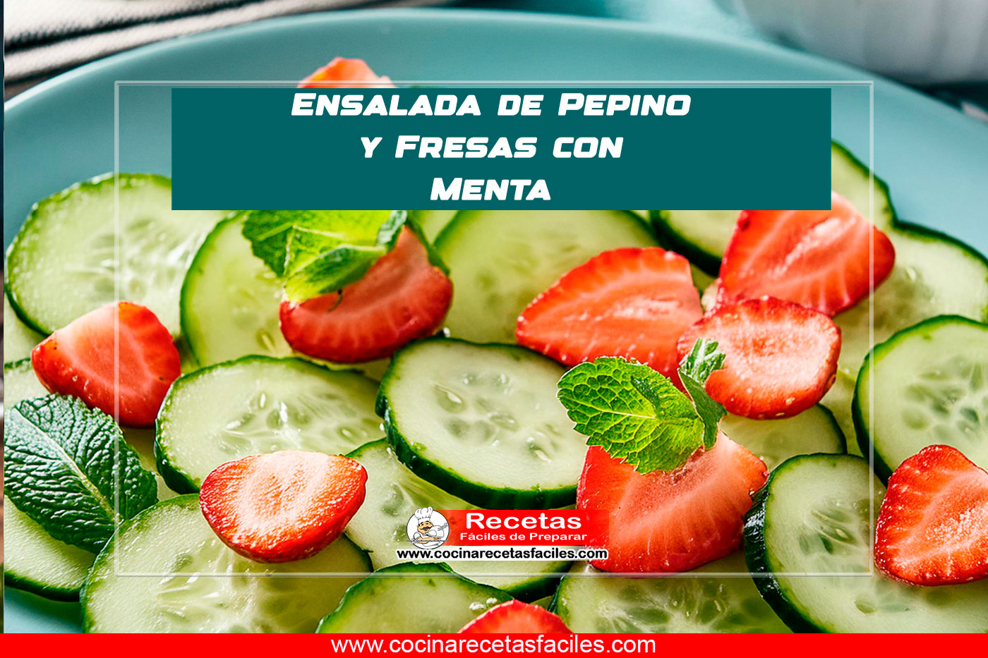 "Ensalada de pepino y fresas con hojas de menta fresca en un tazón de vidrio sobre mesa de madera."