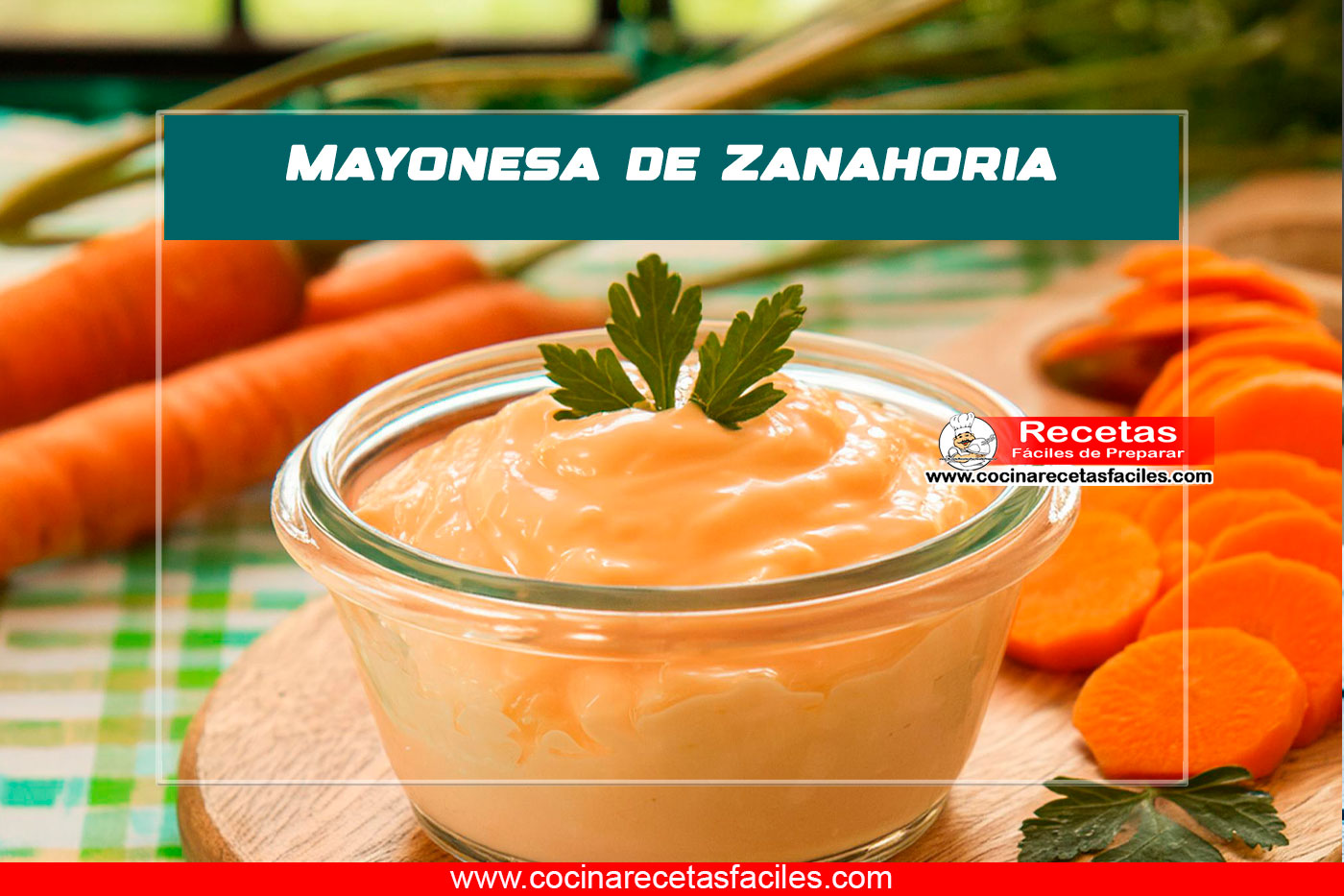 Mayonesa de zanahoria en tazón de vidrio con rodajas de zanahoria y perejil fresco.