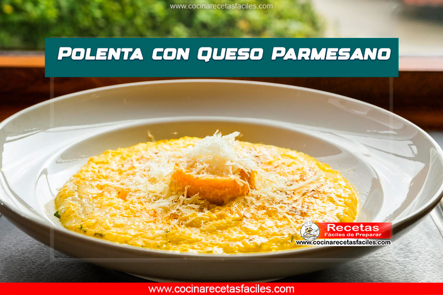Polenta cremosa con queso parmesano rallado.