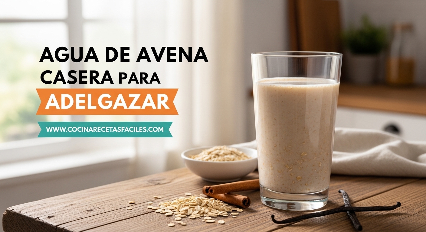 Vaso de agua de avena casera para adelgazar sobre mesa de madera con ingredientes naturales como avena, canela y vainilla
