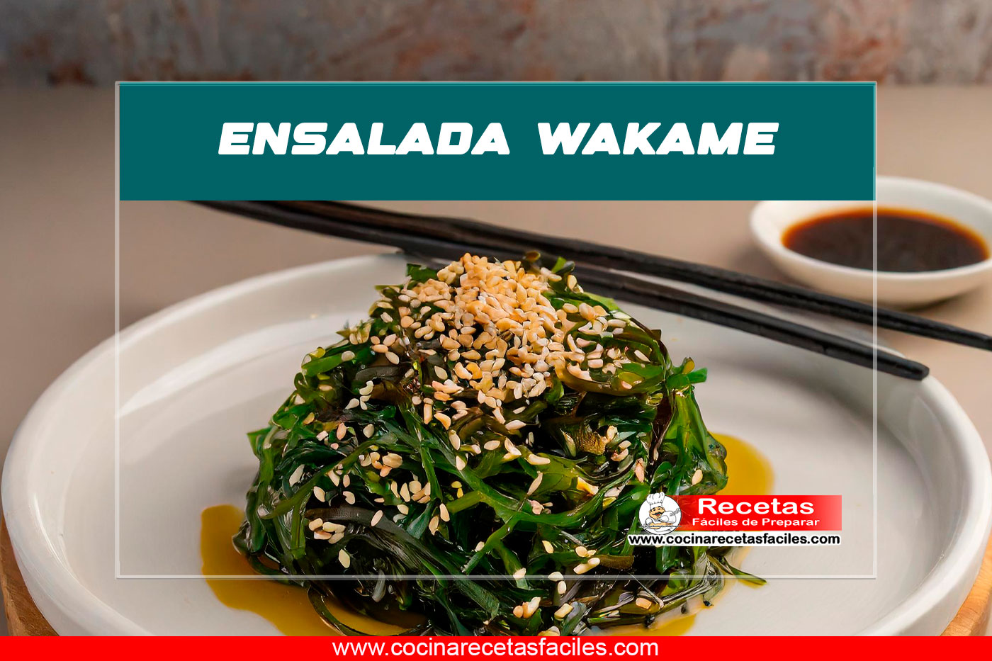 "Ensalada wakame, un plato japonés tradicional hecho con algas wakame marinadas en una mezcla de vinagre de arroz, salsa de soja y aceite de sésamo, decorado con semillas de sésamo tostadas."