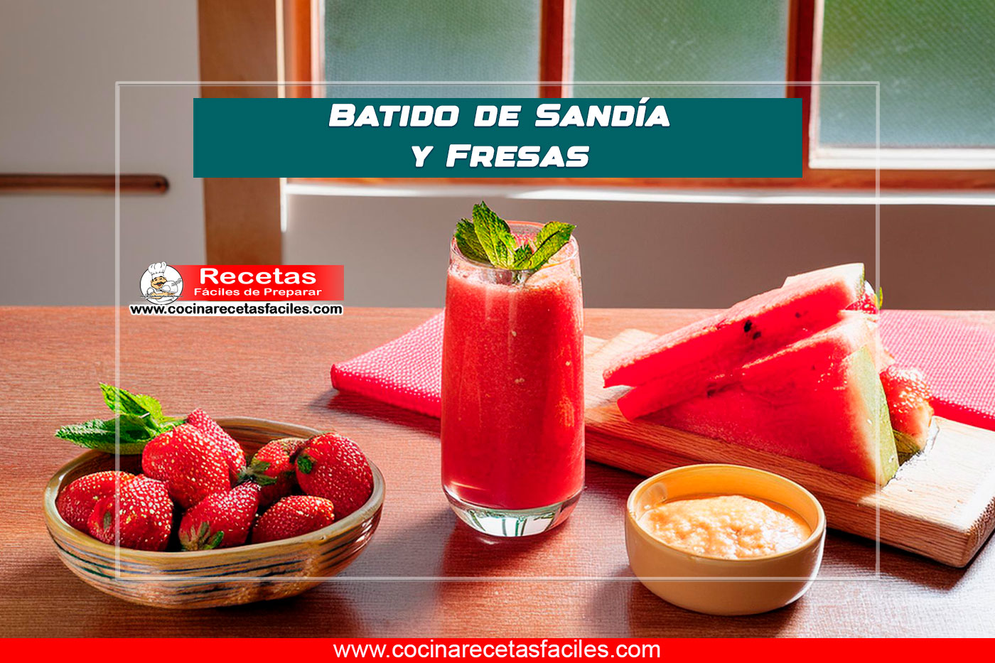 Batido de sandía y fresas servido en un vaso decorado con hojas de menta