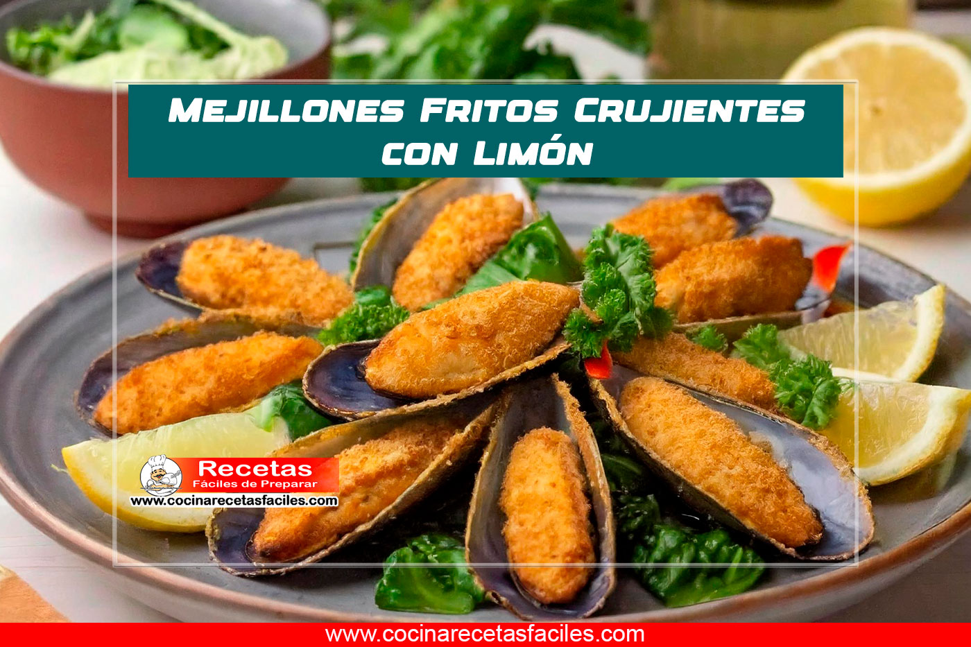 Plato de mejillones fritos crujientes con limón, servido en una mesa de madera en una cocina.