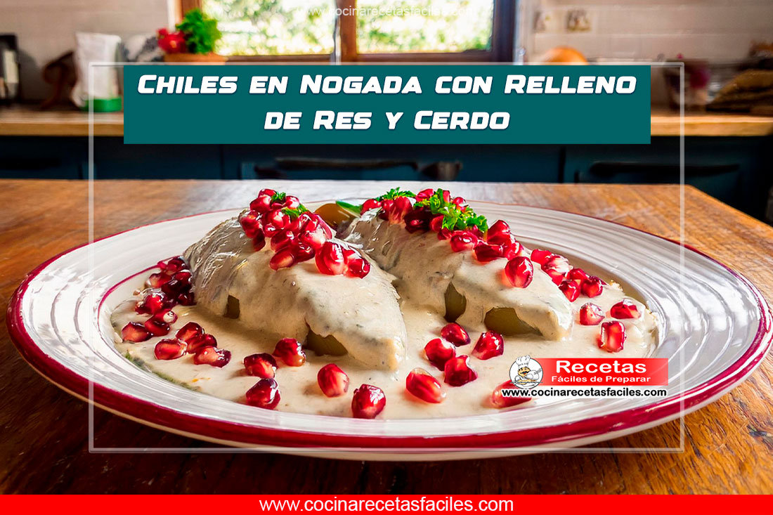 Chiles en Nogada con Relleno de Carne de Res y Cerdo servidos en un plato