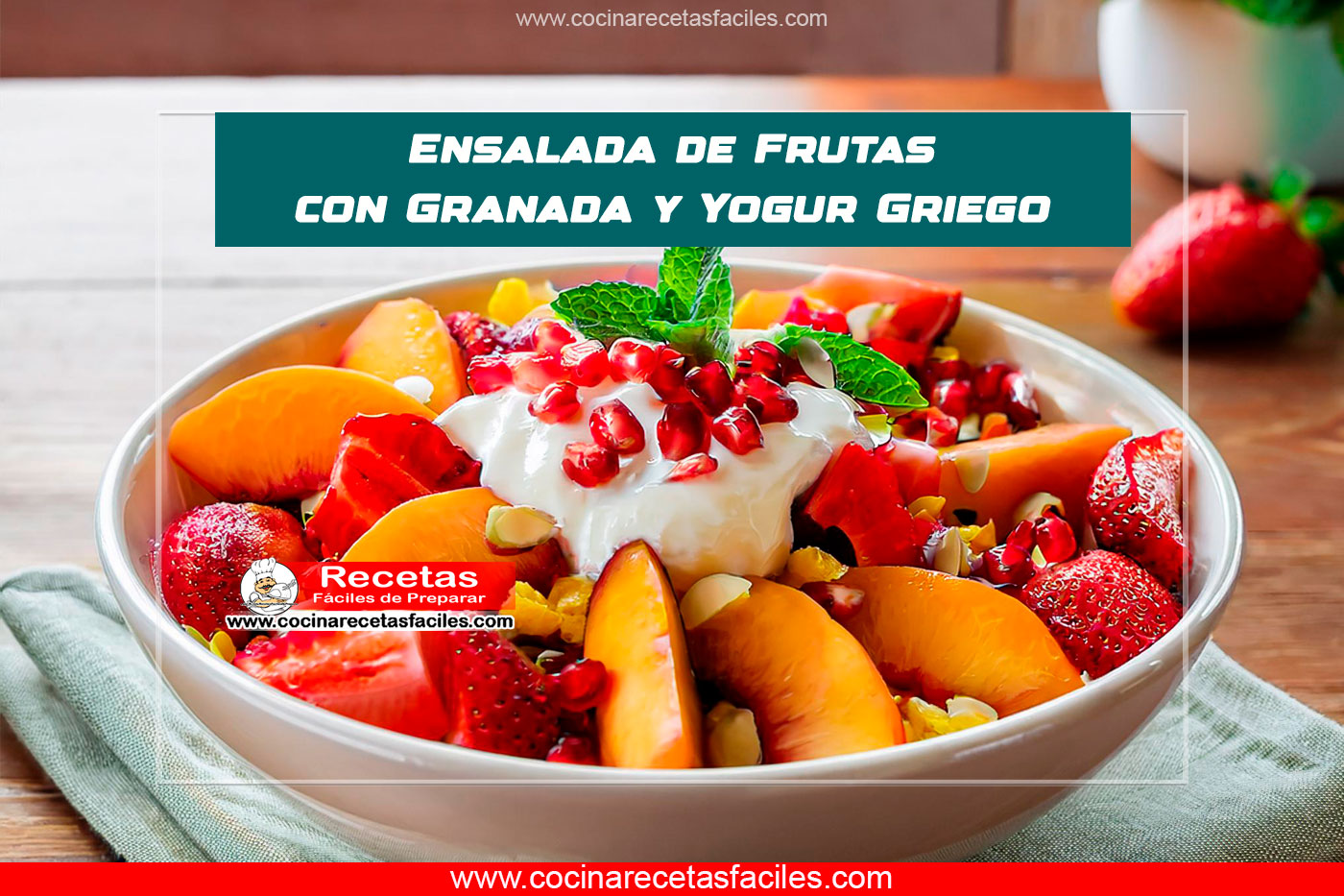 "Ensalada de frutas frescas con granada, melocotón y fresas, acompañada de yogur griego y miel."