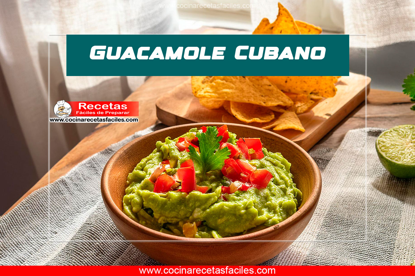 Guacamole cubano en bol con chips de tortilla y rodajas de limón