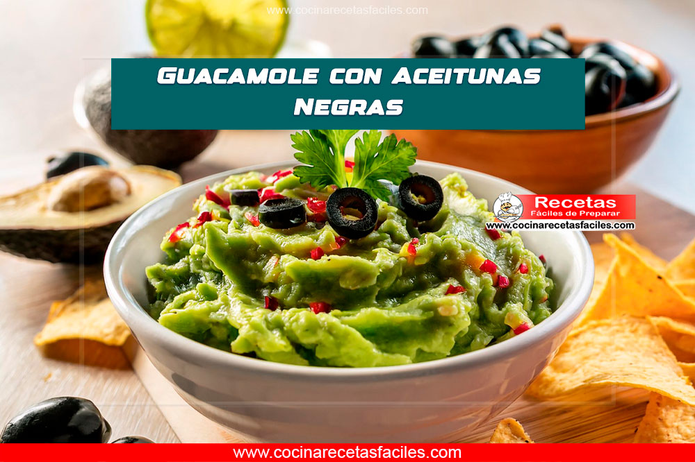 Tazón de guacamole con aceitunas negras, acompañado de chips de tortilla y aceitunas enteras