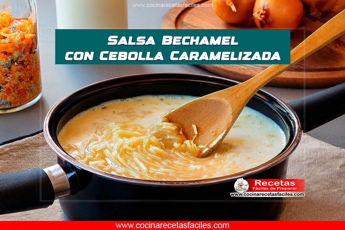 Cacerola con salsa bechamel mezclada con cebolla caramelizada, siendo removida con una cuchara de madera