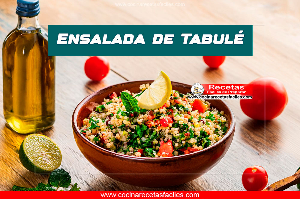 Ensalada de tabulé en un bol grande con ingredientes frescos alrededor