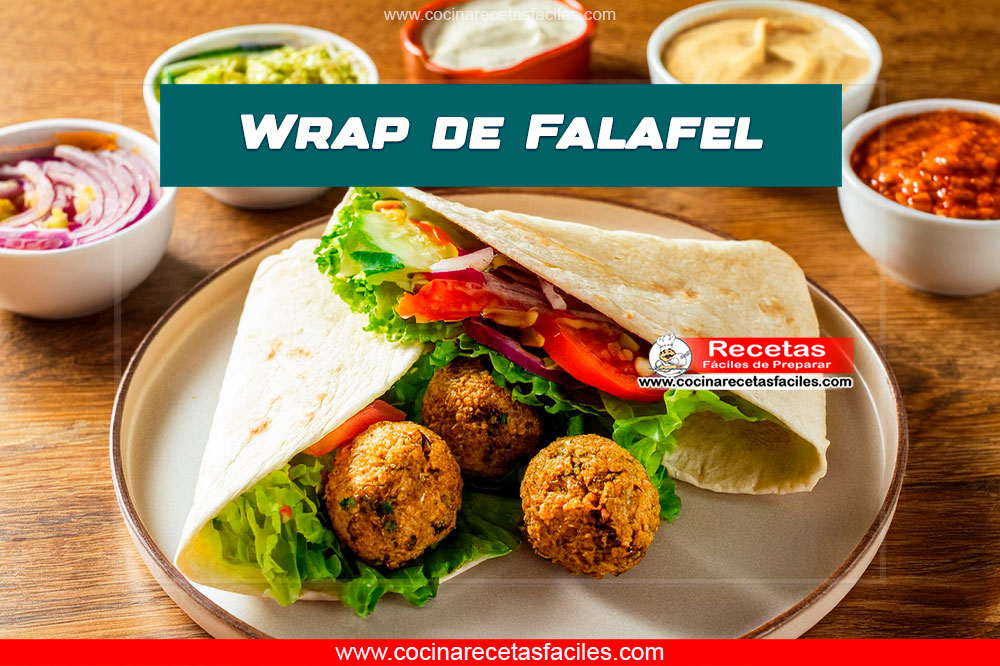 Wrap de falafel partido a la mitad, mostrando su interior con ingredientes frescos