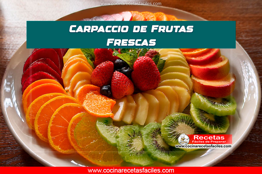 Carpaccio de frutas frescas servido en un plato con menta y miel