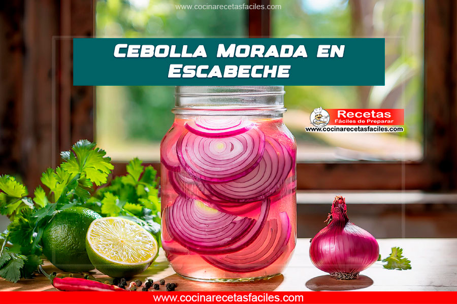 Frasco de cebolla morada en escabeche sobre una mesa de madera