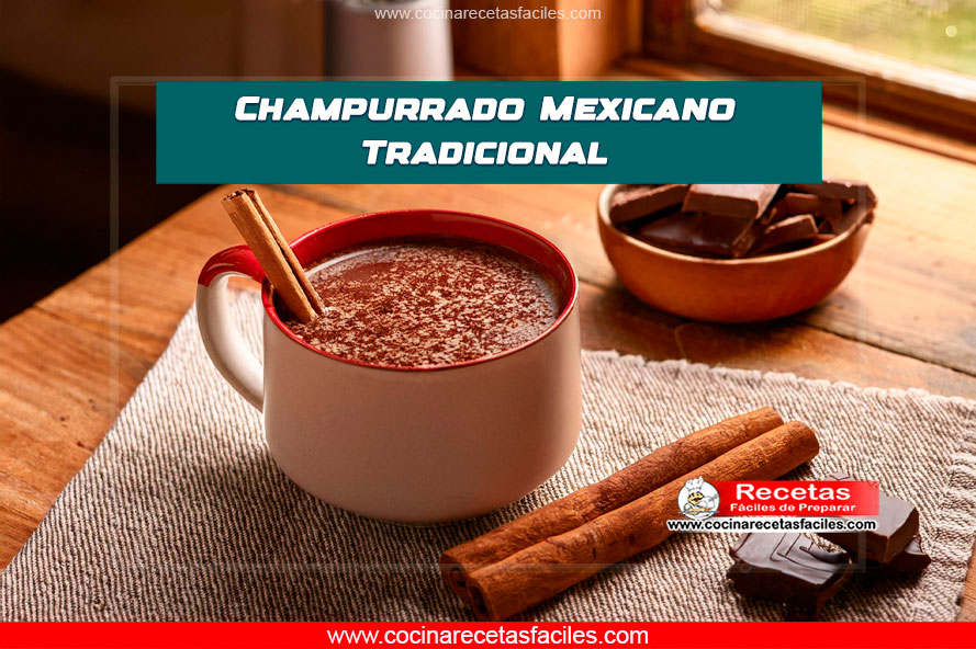 Taza de champurrado mexicano caliente y espeso