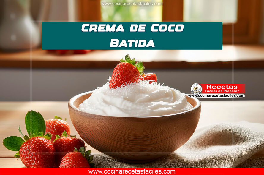 Crema de coco batida en un bol decorado con fresas.