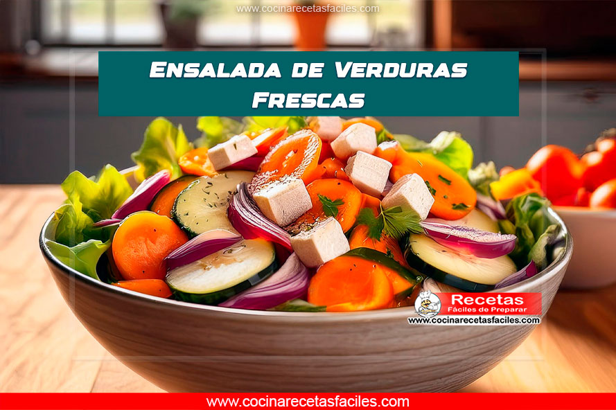 Ensalada de verduras frescas con aderezo y queso feta.