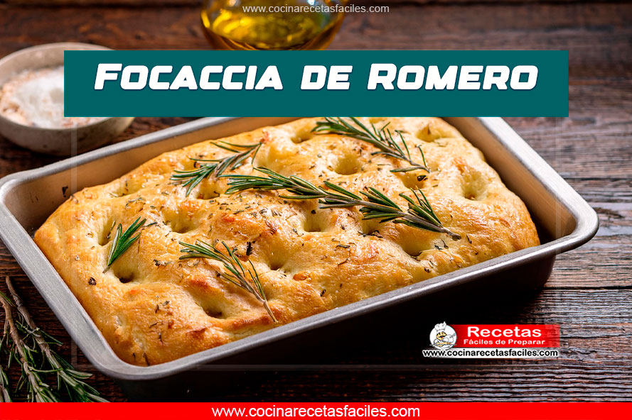 Focaccia de romero servida en una bandeja con romero fresco y sal marina