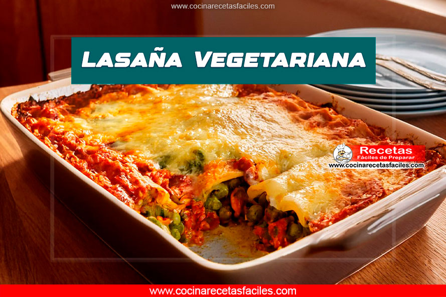 Lasaña vegetariana recién horneada con verduras frescas.
