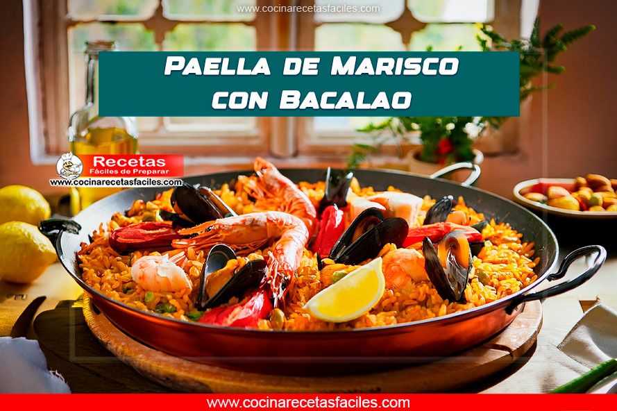 Paella de marisco con bacalao servida con mariscos y rodajas de limón