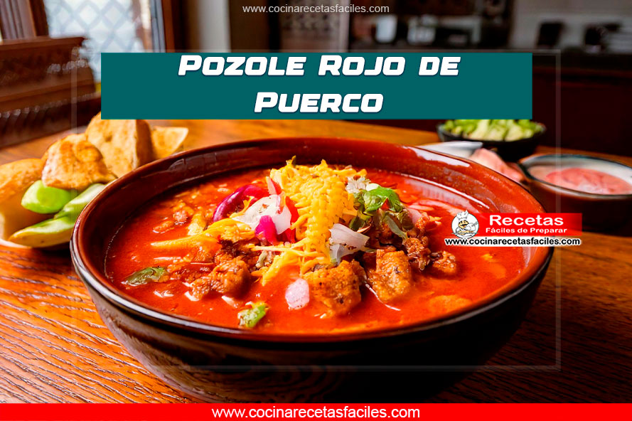 Pozole Rojo de Puerco en un tazón, acompañado de tostadas, limón y chile piquín.