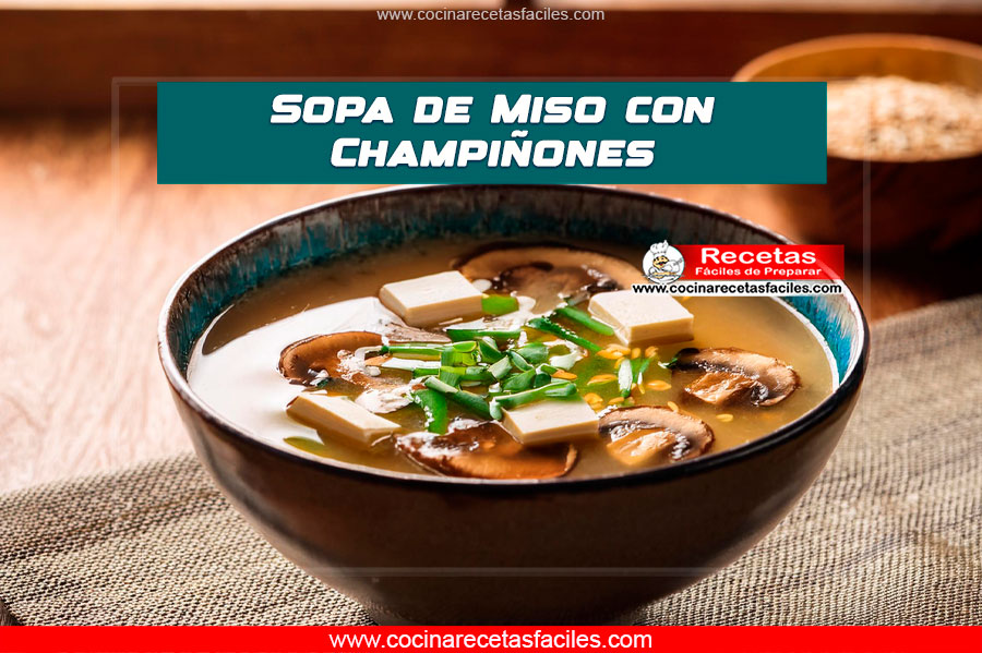 Tazón de sopa de miso con champiñones y tofu servido en una mesa.