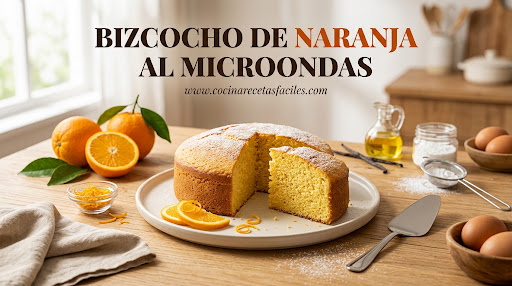 Bizcocho de naranja esponjoso al microondas con azúcar glas, rebanada cortada y naranjas frescas sobre mesa de madera con luz natural de ventana