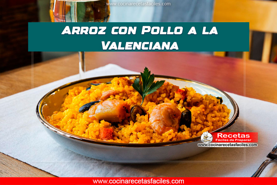 Plato de Arroz con Pollo a la Valenciana servido en una mesa de madera con decoración rústica.