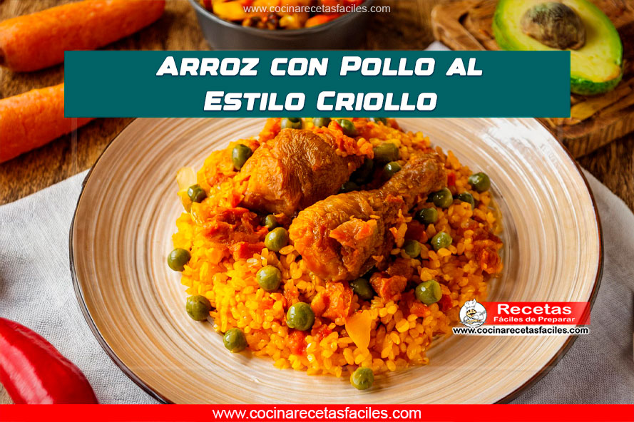 Plato de Arroz con Pollo al Estilo Criollo servido en una mesa de madera con acompañamientos y fondo de cocina rústica