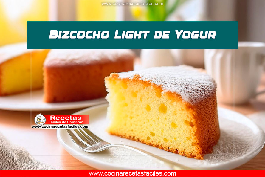 Bizcocho light de yogur sin azúcar ni grasas, decorado con fresas y plátano, en una mesa de madera con una taza de té y leche vegetal.