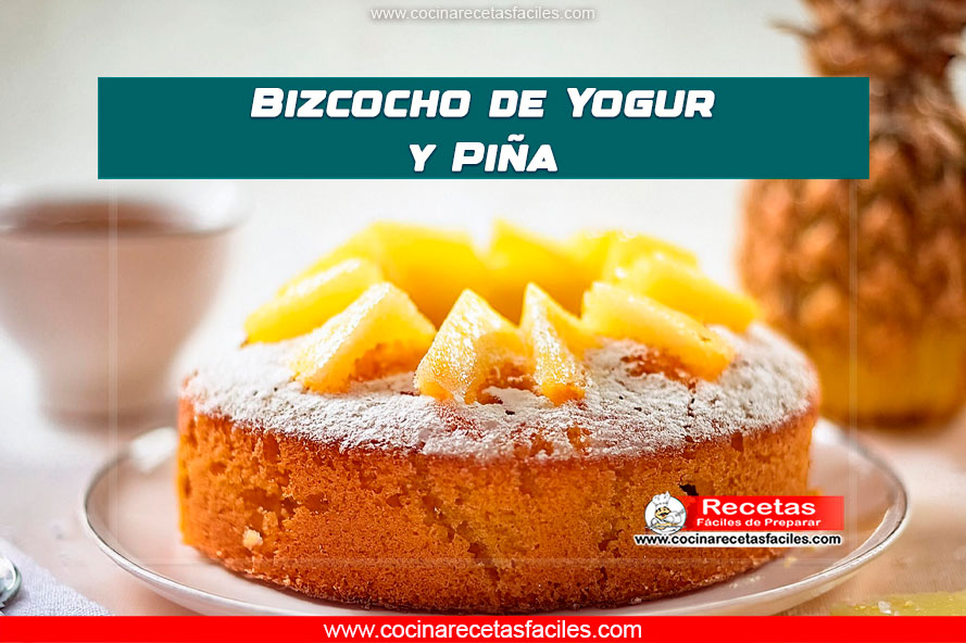 Bizcocho de yogur con piña, servido en porciones y decorado con trozos de piña fresca, sobre una mesa de madera con mantel blanco.
