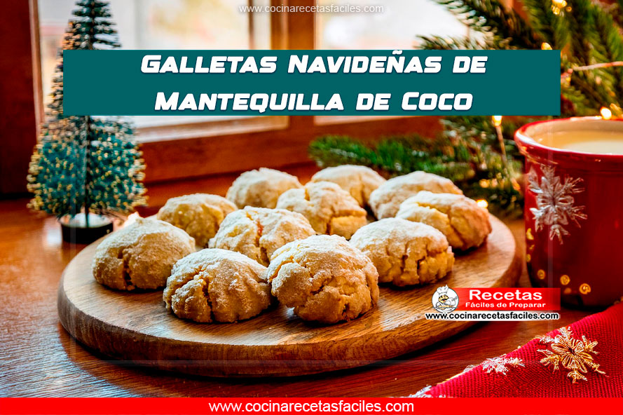 Galletas Navideñas de Mantequilla de Coco decoradas con coco rallado y azúcar glas, dispuestas sobre una bandeja con un toque festivo