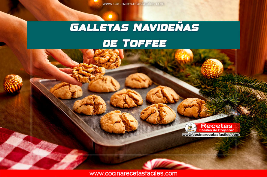 "Galletas navideñas de toffee doradas con bordes crujientes, decoradas con toffee derretido y nueces, presentadas en una bandeja rústica con decoración navideña."
