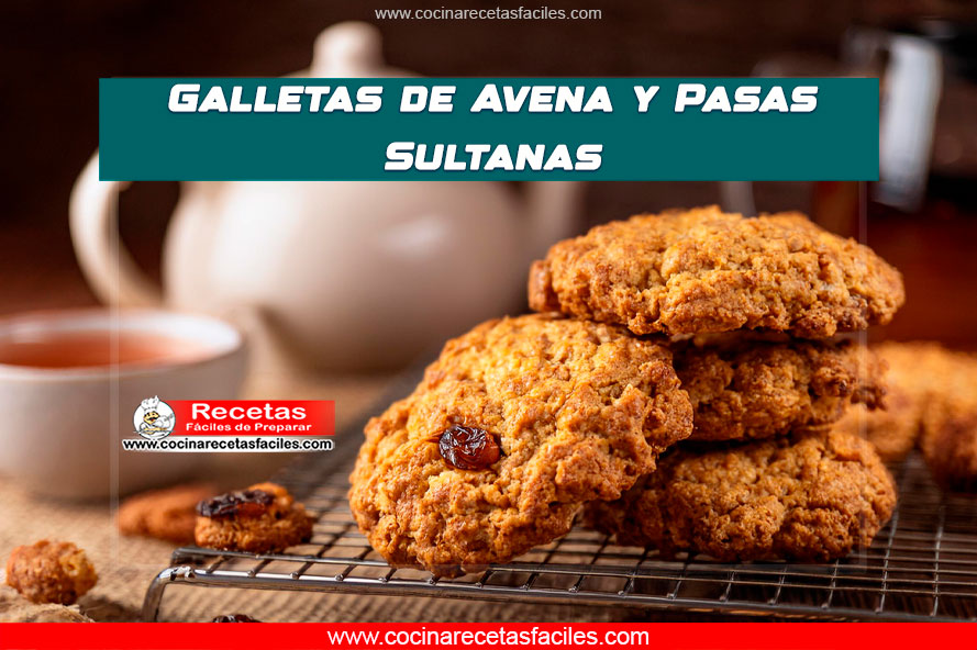"Galletas de avena y pasas sultanas recién horneadas sobre una rejilla de enfriamiento."