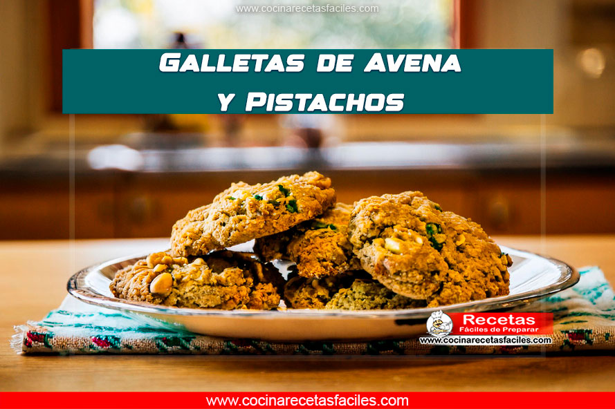 "Plato con galletas de avena y pistachos doradas, decoradas con pistachos picados."