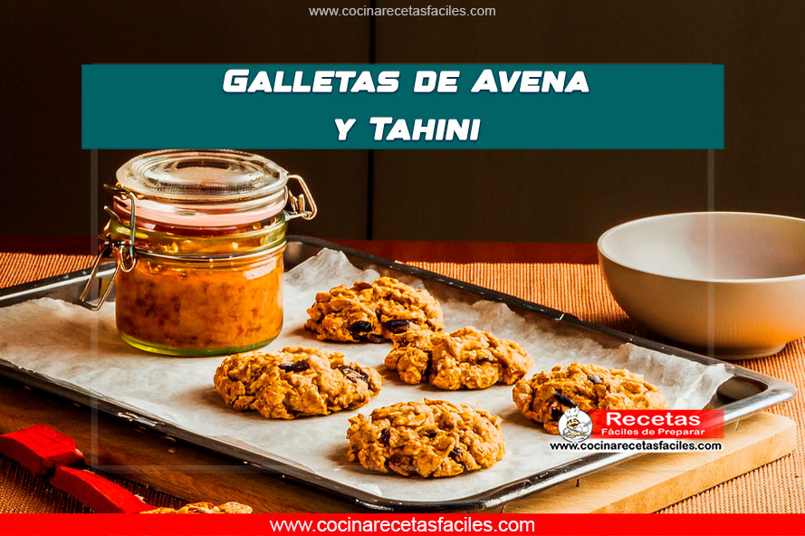 "Galletas de avena y tahini doradas, decoradas con chispas de chocolate y frutos secos."