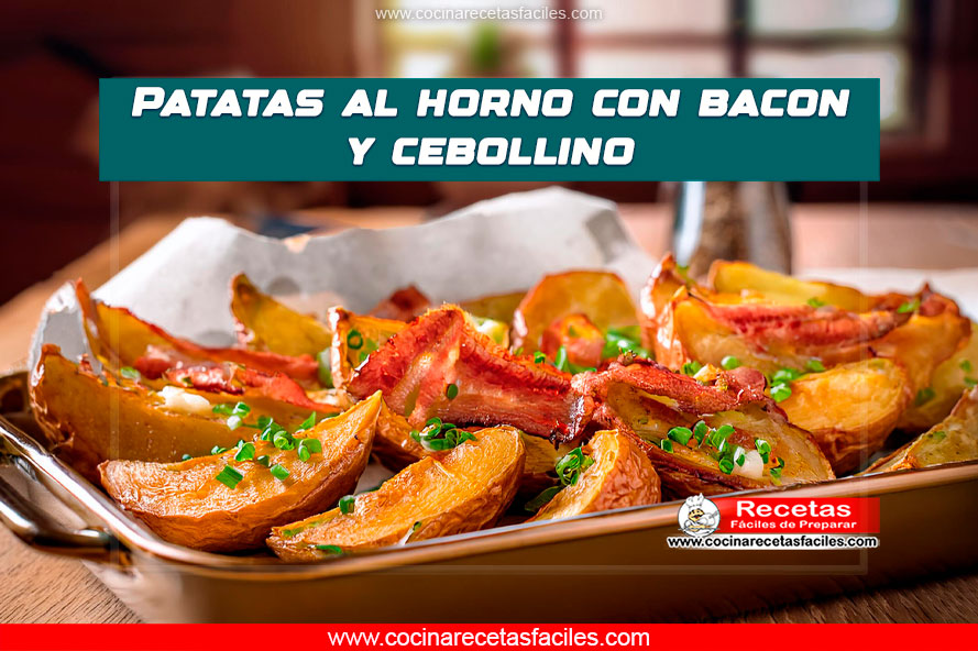 Patatas al horno con bacon y cebollino, servidas en gajos.